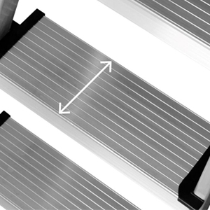 Detalle de los escalones de 12 cm de la escalera de aluminio de escalones anchos