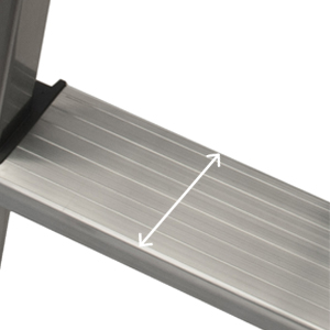 Detalle de los escalones de 80 mm de huella con relieves antideslizantes de la escalera doméstica de aluminio