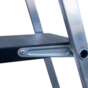 Detalle de las bielas de acero galvanizado de la escalera doméstica de aluminio