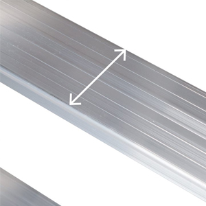 Detalle de los peldaños de 80 mm de huella con relieves antideslizantes del taburete de aluminio